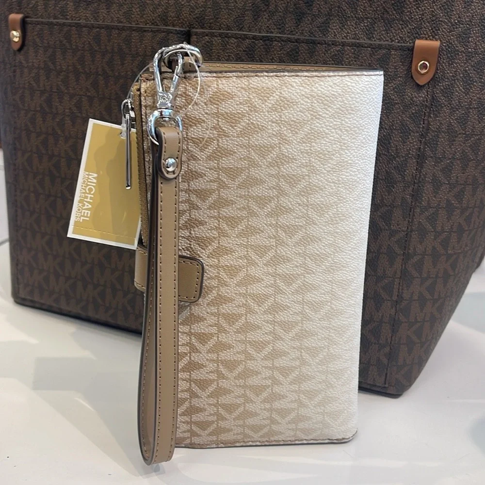 MICHAEL KORS
Jet Set Large Logo Signature Double-Zip Wristlet-Wallet-Phone Case - Picture 4 of 16